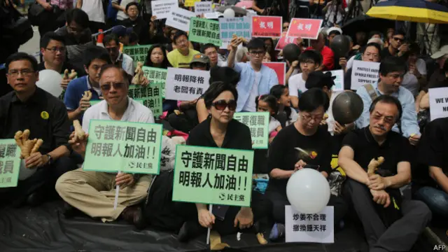 香港團體周一在《明報》總部外舉行集會聲援同業，多名政界人士也到場參加