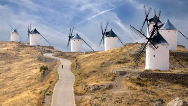 《唐吉诃德》中拉曼查风车的形象不可磨灭(图片来源:Jon Bower at Apexphotos/Getty Images)