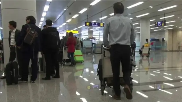 Пройдя пограничников в аэропорту Пхеньяна, съемочная группа Би-би-си отправляется в город