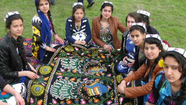 Если девочку зовут Бастгуль (в переводе буквально значит "хватит цветов"), то, значит у нее много сестер и родители надеются на рождение мальчика