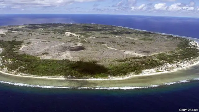 آسٹریلیا آنے والے غیر قانونی پناہ گزینوں کو پکڑنے کے بعد انھیں بحرالکاہل کے مختلف جزیروں پر حراستی مراکز میں رکھا جاتا ہے