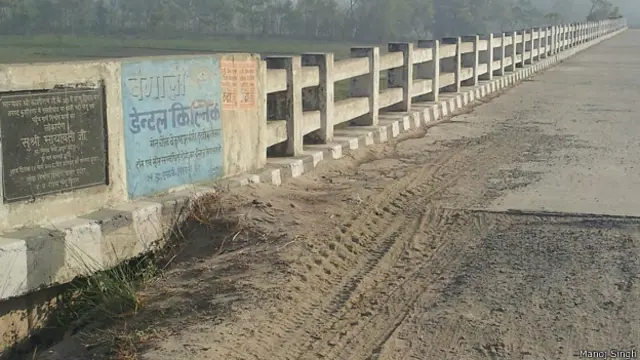 उत्तर प्रदेश और बिहार की सीमा पर स्थित एक पुल 
