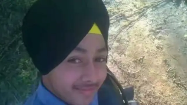 辛格在家里自拍时扣动了他父亲的手枪的扳机