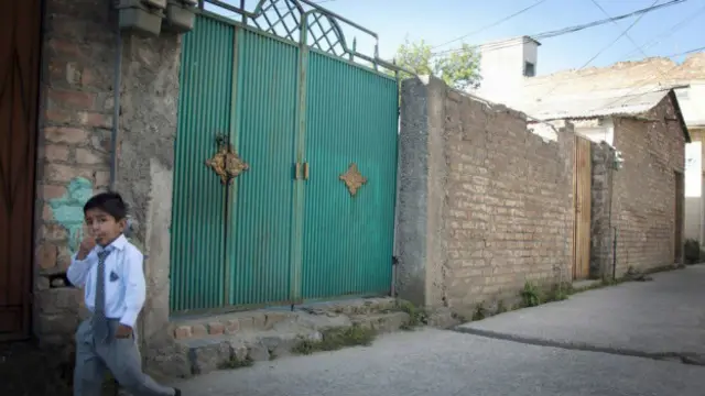 در خانه شکیل رفیق بسته است و خبری از خود او نیست