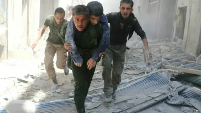 شام کے شہر حلب میں حکومت اور باغیوں دونوں جانب سے حملے جاری ہیں