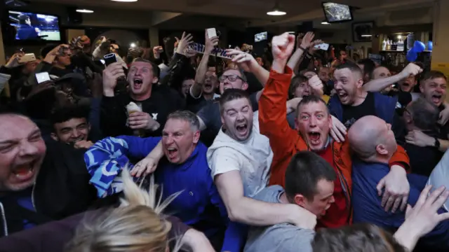 Reaksi para pendukung Leicester saat menyaksikan akhir pertandingan antara Tottenham dan Chelsea.