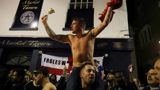 Warga Leicester berhamburan ke luar rumah sesaat setelah pertandingan antara Tottenham dan Chelsea rampung.