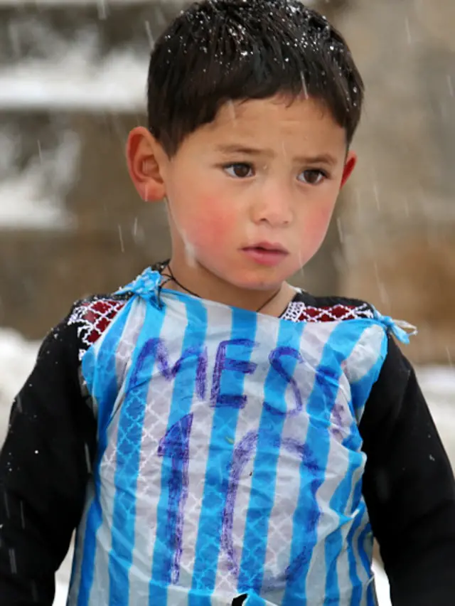 Murtaza con la bolsa de plástico