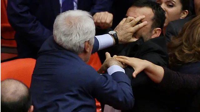 تعد هذه المرة الثانية التي تحدث في اشتباكات بالأيدي بين نواب البرلمان بسبب التعديلات الدستورية