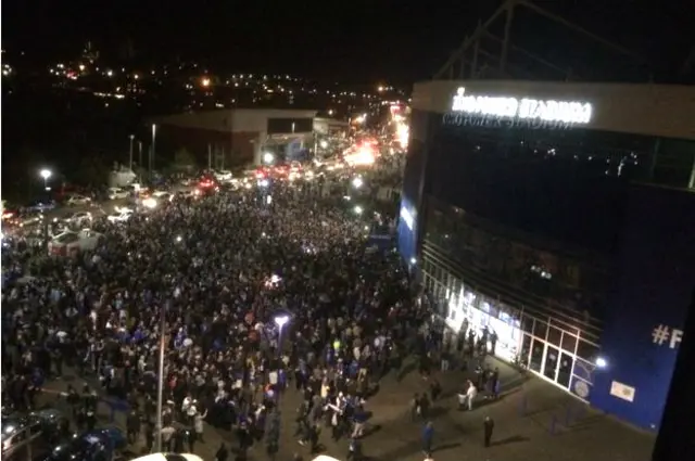 Ratusan pendukung Leicester City menuju Stadion King Power begitu klub tersebut dipastikan menjadi juara Liga Primer.