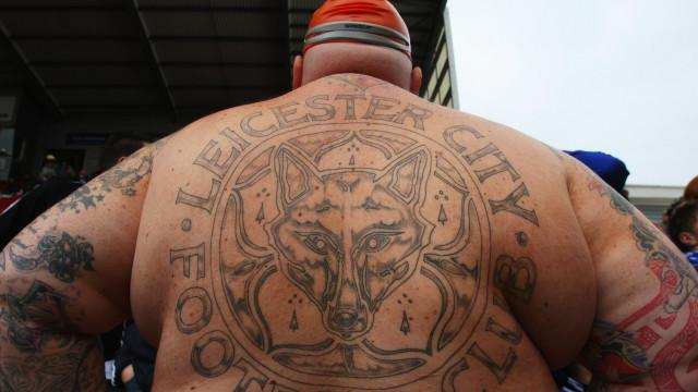 Un fan del Leicester con el nombre del equipo tatuado en la espalda.