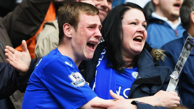 Dos aficionados del Leicester llorando