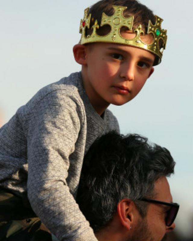 Un niño con una corona durante el entierro de Ricardo III