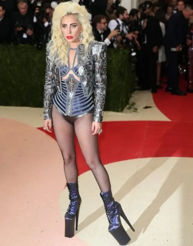 اس موقعے پر لیڈی گاگا نے مچھلی کے جال والے سٹاکنگس، نقرئی جامہ اور جیکٹ کے علاوہ اونچی جوتیاں پہنی تھیں