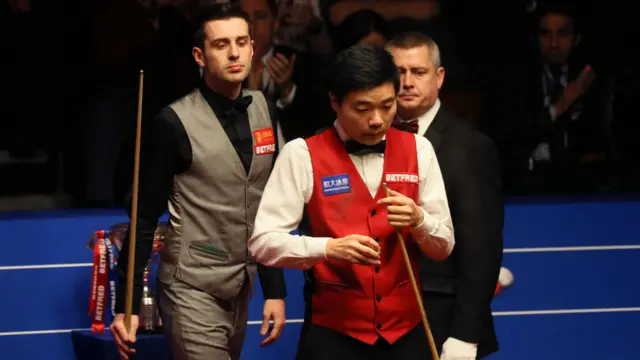 丁俊晖（中）与塞尔比（左）（新华社图片2/5/2016）