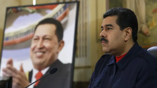 مادورو و تصویر چاوز - مخالفان دولت سوء مدیریت اقتصادی و فساد و مقامات دولتی دشمنی آمریکا و حامیانش را باعث مشکلات کنونی دانسته‌اند