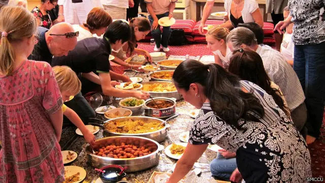 Para pengunjung tenggelam dalam makan siang tradisional di Dubai.