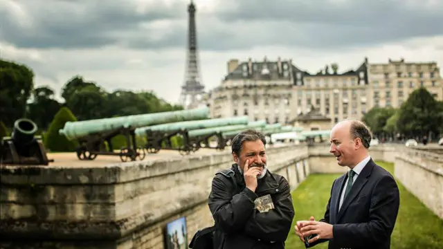 Gilberto Villarroel y Adam Bruce frente al edificio donde está la tumba de Napoleón en París