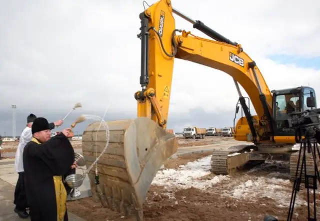 一名東正教神父在核電站工地為掘土機祈福