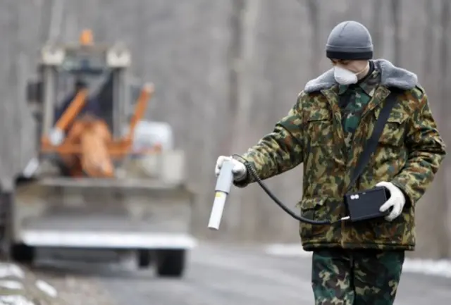 在切爾諾貝利隔離區附近測試輻射程度