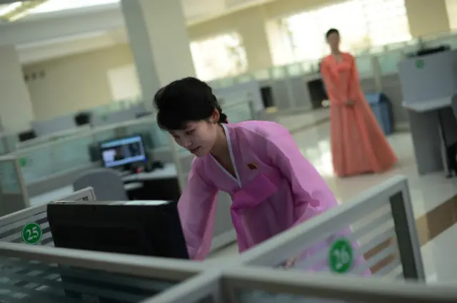 Девушка у компьютерного терминала в Северной Корее