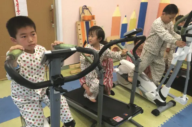 Дети на взрослых тренажерах