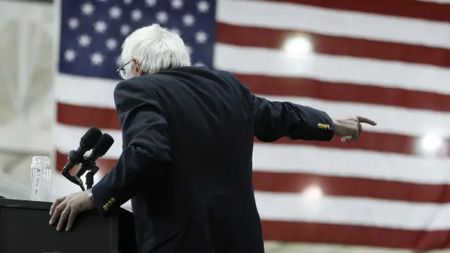 سندرز با نقد شکاف شدید طبقاتی، و نقش فزاینده سوپرپک ها (نهادهای کمک کننده مالی در انتخابات) در تخریب فرایند دمکراسی آمریکا، توانسته بخش مهمی از مخالفان سیستم سرمایه داری، به ویژه جوانان پرشورو انقلابی خواهان تغییرات بینادی را جلب کند. او ادعا می کند که نتایج انتخابات درآمریکا را یک درصد ثروتمندان تعیین می کنند.