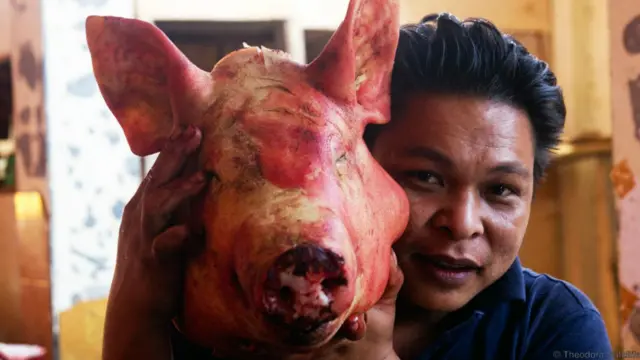 Khi cha của Pongoh, ông Junus bắt đầu bán gia vị tại chợ Tomohon hồi hơn 35 năm về trước, cả loài khỉ mắt to (tarsier) thuộc nhóm có nguy cơ tuyệt chủng và vượn cáo kuskus (kukang) cũng thuộc nhóm có nguy cơ tuyệt chủng (một loài thú có túi chuyên ăn đêm, chỉ có ở vùng Sulawesi), đều được bày bán khá phổ biến. May có chiến dịch trấn áp của chính phủ từ vài năm trước mà nay người ta khó lòng tìm thấy những con vật đang bị đe doạ sẽ biến mất vĩnh viễn đó trong khu chợ.