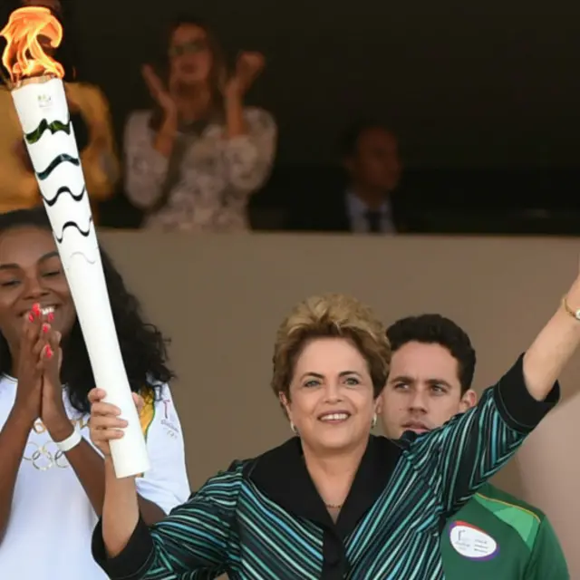 اولمپک مشعل کی برازیل میں آمد کے حوالے سے زیادہ گرمجوشی نہیں دکھائی دے رہی کیونکہ ملک کی صدر کو مواخذے کا سامنا ہے