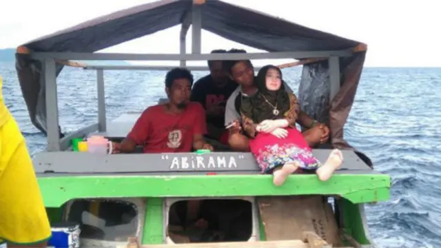 印尼一个偏远的村庄的渔民捡到一个充气娃娃性玩具，误以为是“天使”，警方调查后将其没收。