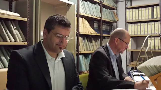 Jens Rommel (izquierda), jefe de la Oficina Central de investigación de los crímenes del nazismo en Alemania.