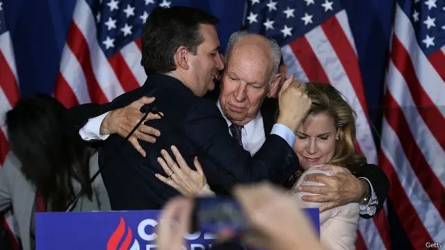 تد کروز که از رقابتها کنار کشید در آغوش پدر و همسرش در سخنرانی پذیرش شکست