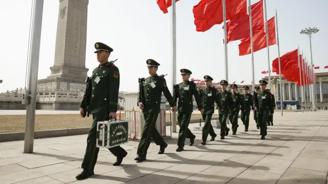 资料图片：中国武警在人民大会堂前站岗