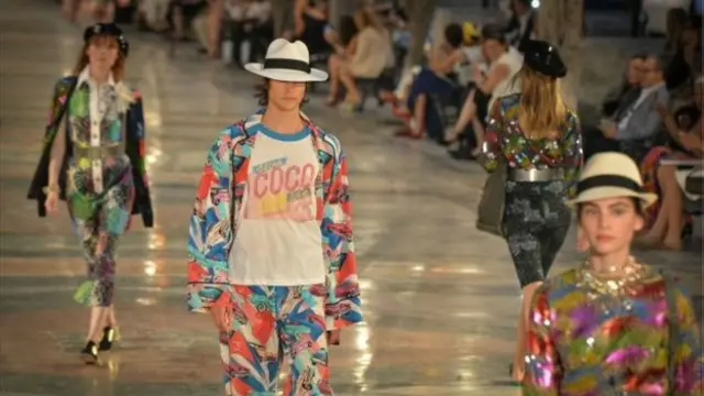 لیگر فیلڈ کا کہنا تھا کہ یہ ملبوسات کیوبا کے ’ثقافتی ورثے‘ کے عکاس ہیں