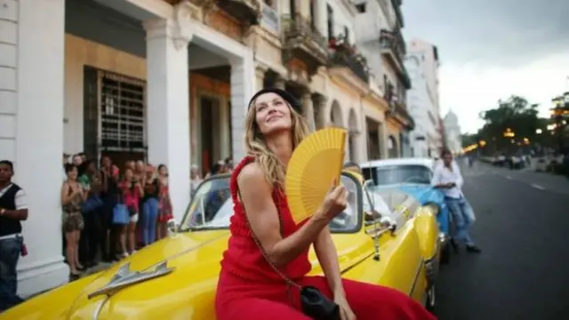 سپر ماڈل جزیل بنڈچین ایک قدیمی گاڑی پر بیٹھی دکھائی دہ رہی ہیں