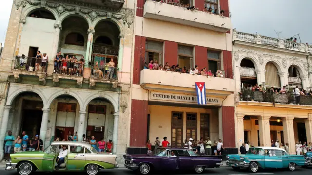 Обычные кубинцы могли наблюдать за моделями и знаменитостями из-за ограждений полиции или с балконов своих домов