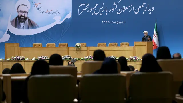 آقای روحانی در مراسمی برای بزرگداشت معلمان حضور کرده است