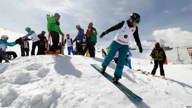 ایران کے دارلحکومت تہران کے شمال میں ٹوچال پہاڑوں میں ٹوچال سکی ریزارٹ پر موسم سرما کے خاتمے کے لیے لوگ مقامی مقابلوں میں حصہ لے رہے ہیں۔ 