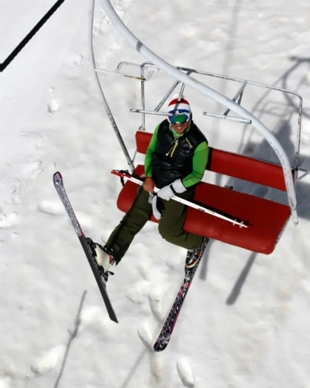 ایران کے دارلحکومت تہران کے شمال میں ٹوچال پہاڑوں میں ٹوچال سکی ریزارٹ پر موسم سرما کے خاتمے کے لیے لوگ مقامی مقابلوں میں حصہ لے رہے ہیں۔ 