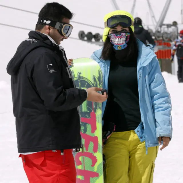 تہران کے شمال میں ٹوچال پہاڑوں پر ایرانی موسم سرما کو الوداع کہتے ہوئے سکینگ کے مقابلوں میں حصہ لے رہے ہیں 