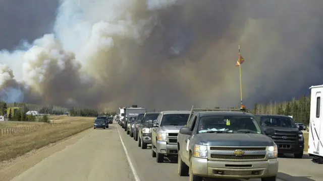 البرٹا صوبے کے حکام کا کہنا ہے کہ آگ سے 1600 عمارتیں تباہ ہو گئی ہیں خطرہ ہے کہ یہ مزید بے قابو ہو جائے گئی