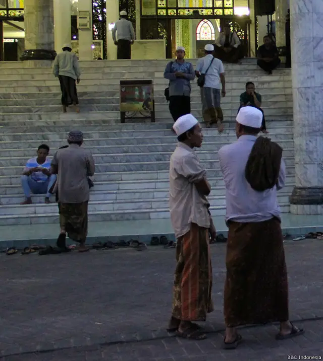 Suasana menjelang sholat maghrib di depan masjid Asy-Shuhada, Pamekasan. Walaupun mayoritas penduduk Pamekasan adalah berlatar Nahdilyin, kepemimpinan politik di wilayah itu saat ini tidak dipegang oleh elit organisasi NU.