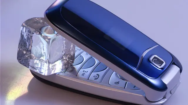 кубик льда в телефоне-раскладушке