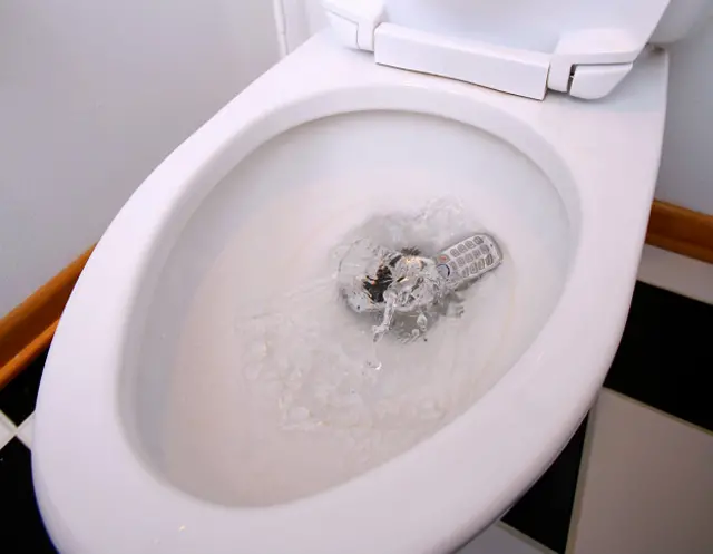 Телефон в унитазе