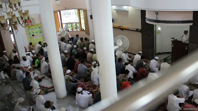 Suasana sholat Jumat di masjid Ridwan, Pamekasan, Jumat (29/04/2016) lalu. Seorang ulama yang diundang sebagai penceramah di masjid ini ditolak kehadirannya oleh para santri NU yang tergabung dalam kelompok Gesper pada Maret 2015 lalu. 