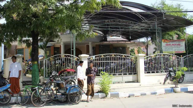 Masjid Ridwan terletak di jalan Diponegoro, di pusat kota Pamekasan. 