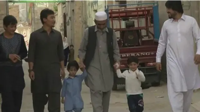 مرتضی (دوم از راست) می‌گوید می خواهد مسی را ببیند