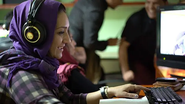 زندگی شخصی شکیلا ابراهیم‌خیل بسیار مشابه داستان‌هایی است که هر شب گزارش می‌کند