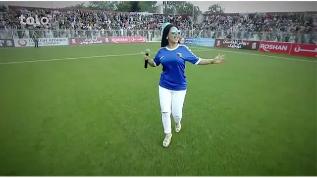 آریانا سعید در حال برگزاری کنسرت در استادیوم کابل