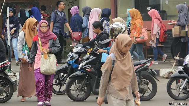 Alasan mayoritas warga provinsi Jawa Barat menganut agama Islam tidak bisa dijadikan alasan pemprov Jabar untuk mensyarakatkan hafal Alquran untuk persyaratan beasiswa, kata pengamat.